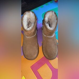 UGG BOOTS Size 4/5 Runs a little big fits like 5